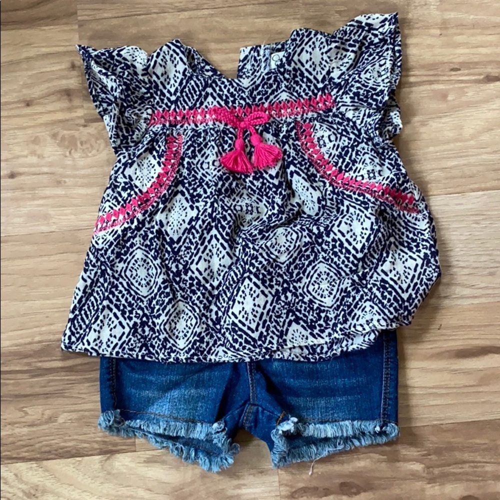 Jessica Simpson outfit. Top and frayed jean shorts